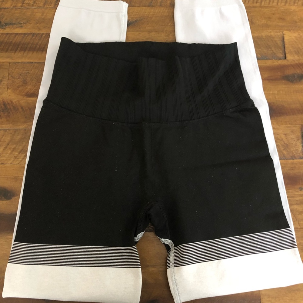 Gently worn (maybe 3 times) athleta leggings. Picture just for reference.